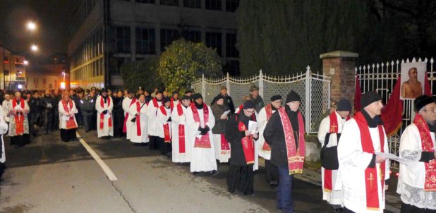 La Via Crucis con l’Arcivescovo a Erba: il passaggio davanti alla casa che fu di padre Aristide